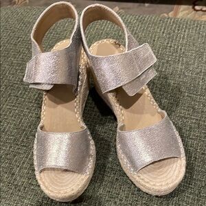 Eileen Fisher gold leather sandals (sz 6 1/2)